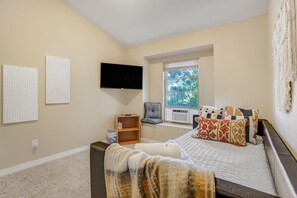 4 habitaciones, tabla de planchar con plancha y cuna de viaje 