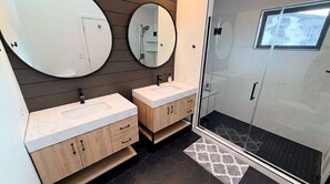 Shower, towels, soap, toilet paper - Entire Luxury Townhome • Modern Design • Stunning Mountain View’s (Vail)
