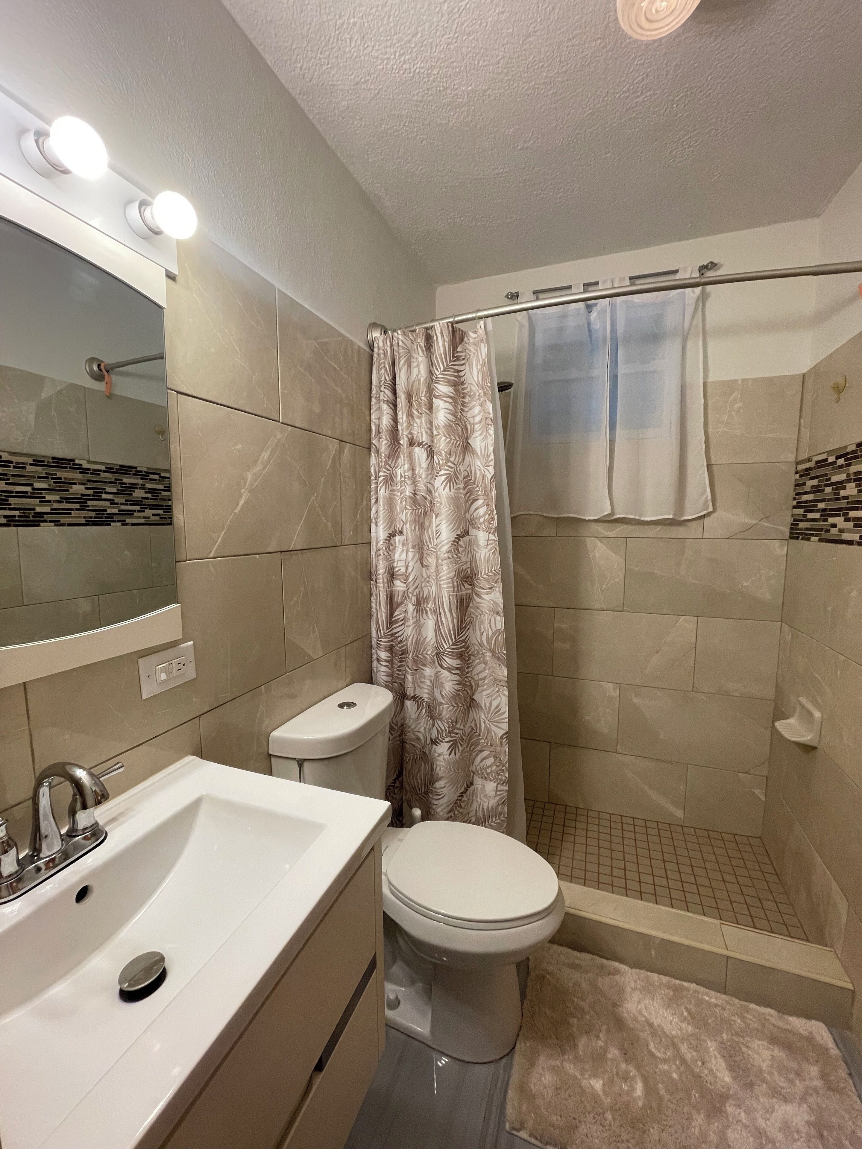 Douche, sèche-cheveux, serviettes fournies, papier toilette