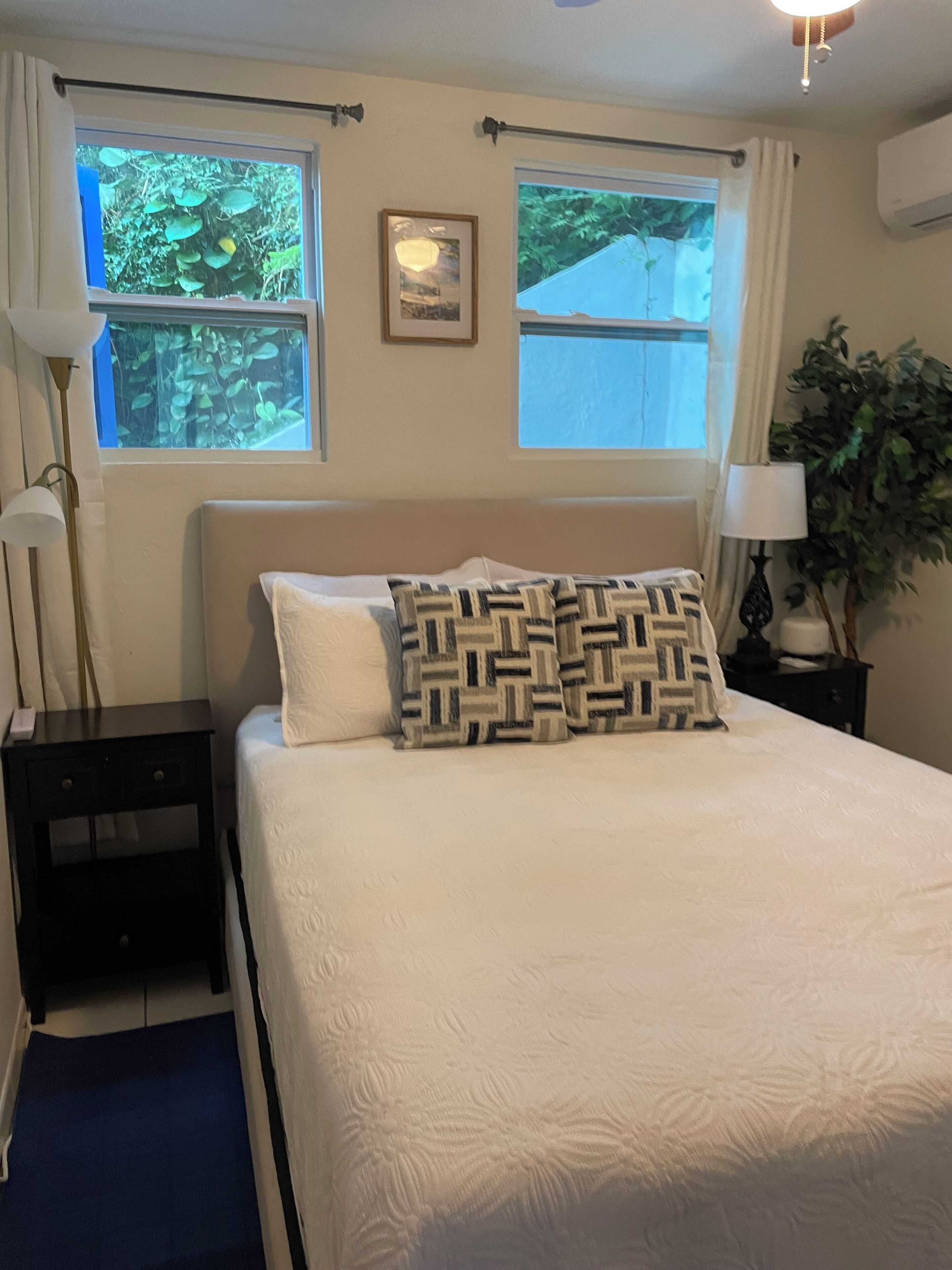 Een strijkplank/strijkijzer, wifi, beddengoed