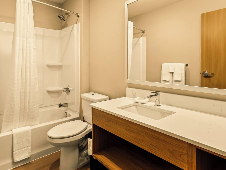 Een badkamer met een bad, toilet en wastafel.