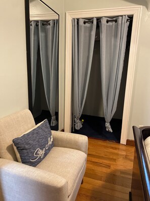 Interior - Spacious 1 bedroom suite,walk to beach, train, near JFK airport. (Far Rockaway)