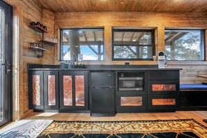 Kühlschrank, Mikrowelle, Wasserkocher mit Kaffee-/Teezubehör, Toaster