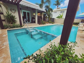 Lämmitetty uima-allas