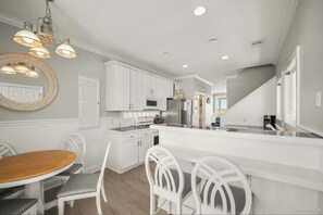 Microondas, horno, placa de cocina y lavavajillas