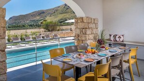 Villa, 5 Schlafzimmer, Raucher, eigener Pool | Speisen im Freien