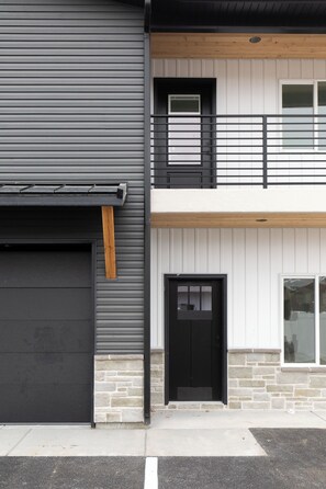 Exterior detail - Modern 3-Bedroom Townhouse in the Heart of Shelley - Beautifully Staged (Shelley)