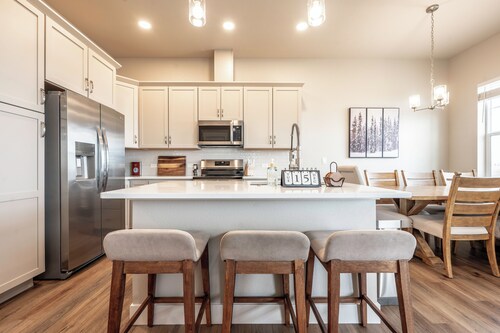 Lake Front Family Friendly Home With Comfort and Luxury