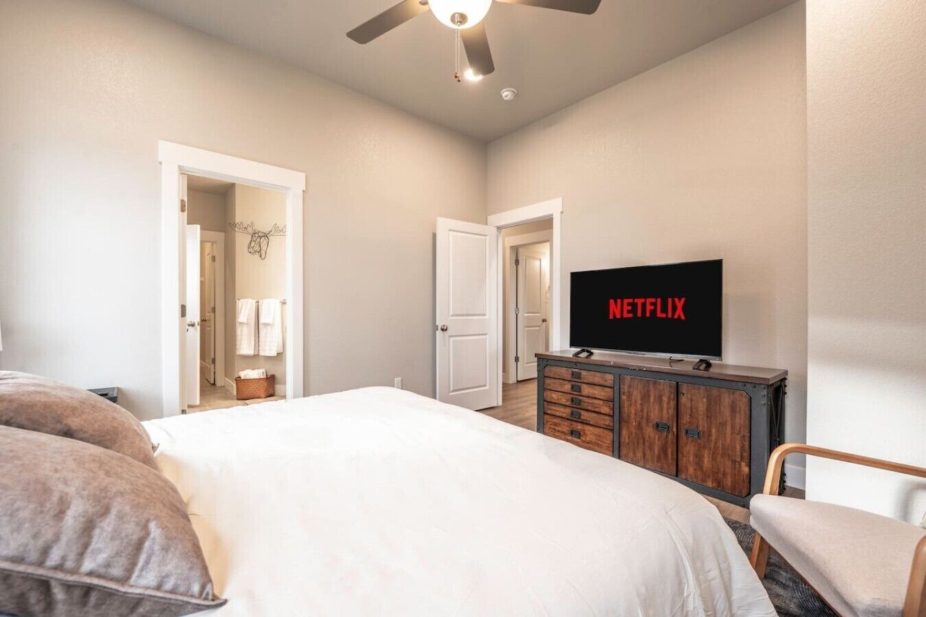 3 bedrooms, internet, bed sheets