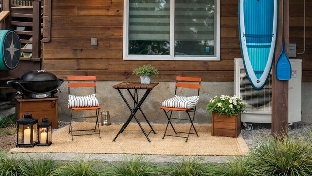 Outdoor dining - Creekside suite on Pender Island. Short walk to lake and ocean! Short term stay. (Pender Island)