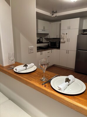 Oven - Creekside suite on Pender Island. Short walk to lake and ocean! Short term stay. (Pender Island)