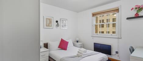 1 soverom, strykejern/-brett, reiseseng for barn og internettilgang