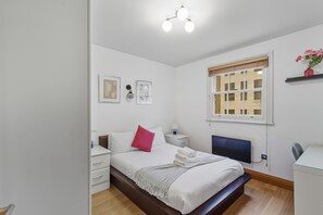 1 bedroom, iron/ironing board, travel cot, Internet - Central Flat Steps from St. Paul’s (LONDON)