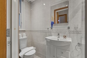 Secadora de cabello, toallas, jabón, papel de baño 