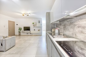 Fridge, microwave, oven, stovetop - Central Msida | Modern, Bright & Comfortable (Msida)