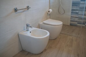 Shower, hair dryer, bidet, towels - Casa Sautufau - Your vacation home among Etna, the sea and Sicilian tradition. (Santa Venerina)