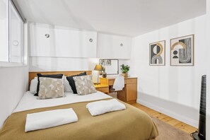 Departamento, balcón | Escritorio y tabla de planchar con plancha 