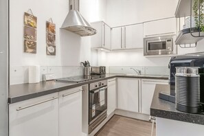Apartment, Balcony | Private kitchen | Fridge, dishwasher, toaster, cookware/dishes/utensils - Central Apt Old Market Sqr with Parking (Nottingham)