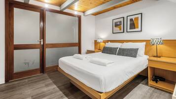 Apartamento, balcón | Escritorio y tabla de planchar con plancha