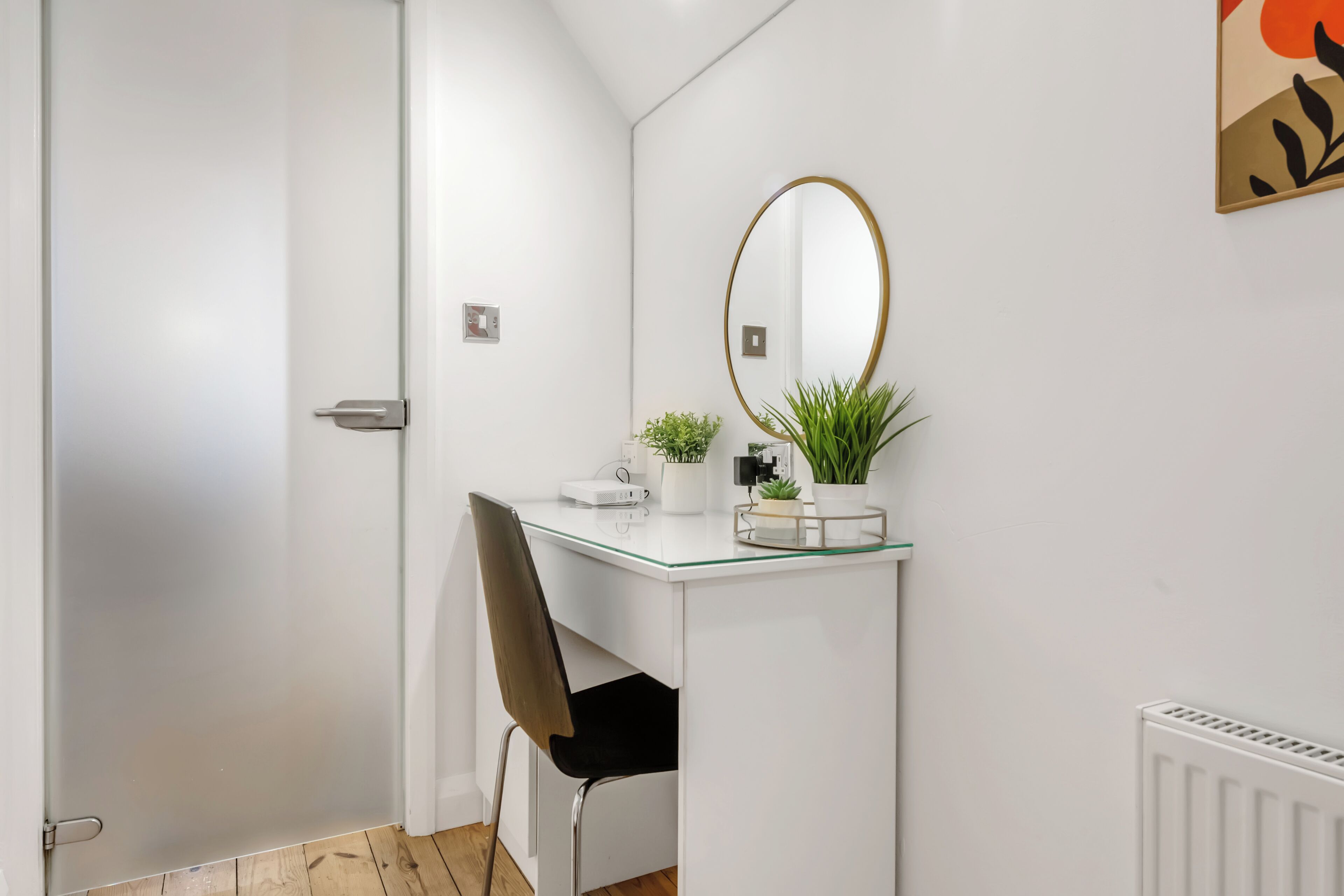 Departamento, balcón | Escritorio y tabla de planchar con plancha 