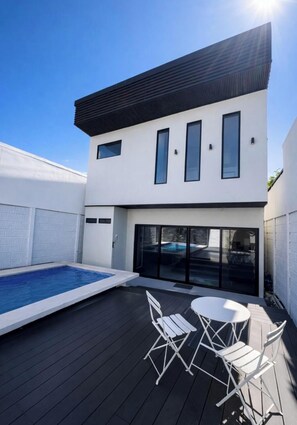 Una piscina al aire libre