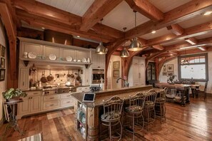 Een microgolfoven, een oven, een kookplaat, een vaatwasser