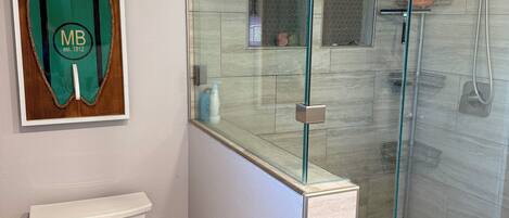 ヘアドライヤー、タオル、石鹸、トイレットペーパー