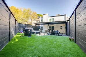 Outdoor dining - Luxury Home, Prime Location, Private Outdoor Oasis in The Heart of DFW (Arlington)