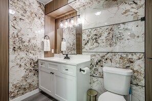 Hair dryer, towels, soap, toilet paper - Luxury Home, Prime Location, Private Outdoor Oasis in The Heart of DFW (Arlington)