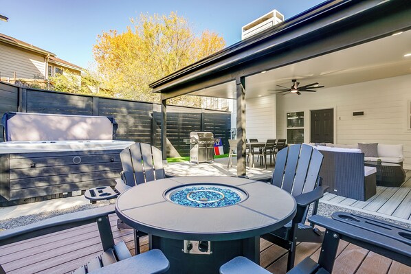 Outdoor dining - Luxury Home, Prime Location, Private Outdoor Oasis in The Heart of DFW (Arlington)