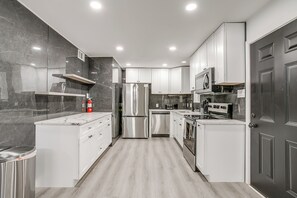 Private kitchen - Luxury Home, Prime Location, Private Outdoor Oasis in The Heart of DFW (Arlington)