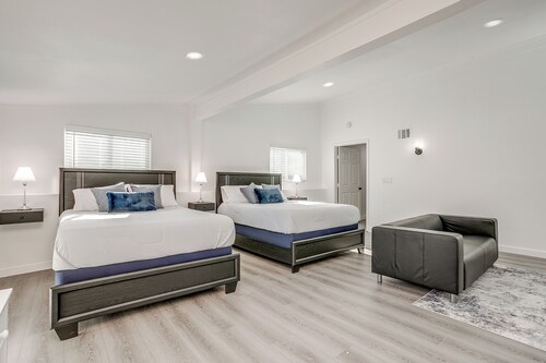 Luxury Home, Prime Location, Private Outdoor Oasis in The Heart of DFW