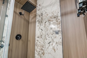 Hair dryer, towels, soap, toilet paper - Luxury Home, Prime Location, Private Outdoor Oasis in The Heart of DFW (Arlington)