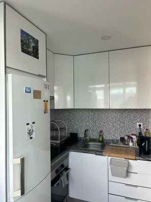Private kitchen - Bright apartment with river view in quiet Penha de França (Lisboa)