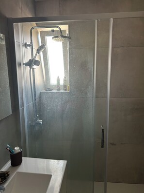 Towels, toilet paper - Bright apartment with river view in quiet Penha de França (Lisboa)