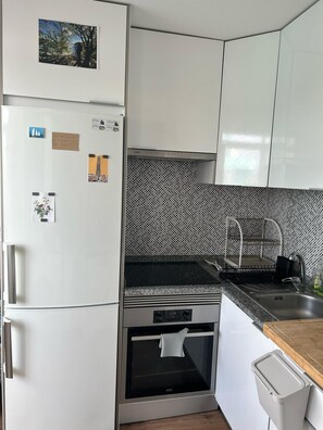 Private kitchen - Bright apartment with river view in quiet Penha de França (Lisboa)