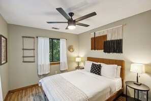 3 bedrooms, iron/ironing board, WiFi, bed sheets - RARE OPPORTUNITY BEAUTIFUL 3/2 (Dallas)
