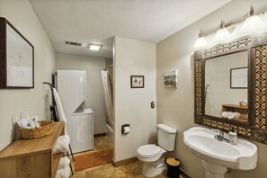 Jetted bath, hair dryer, towels, soap - RARE OPPORTUNITY BEAUTIFUL 3/2 (Dallas)