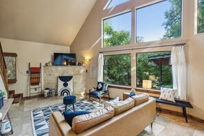 TV, fireplace - RARE OPPORTUNITY BEAUTIFUL 3/2 (Dallas)