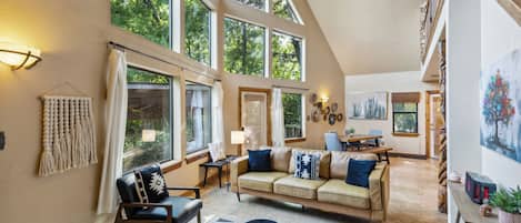 Een televisie en een open haard