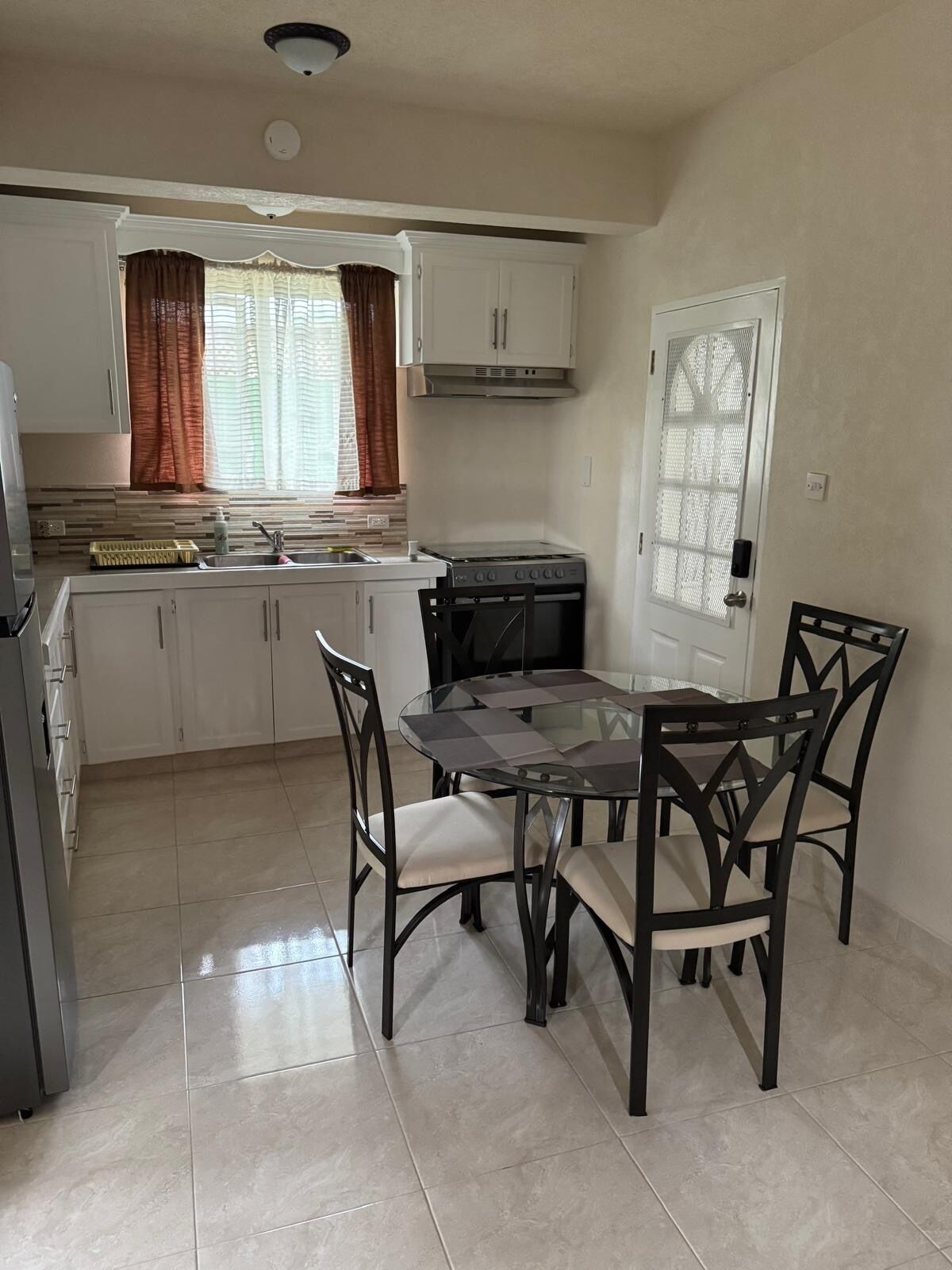Private kitchen | Full-sized fridge, microwave, oven, stovetop