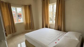 Brankas, tirai kedap cahaya, dan Wi-Fi gratis