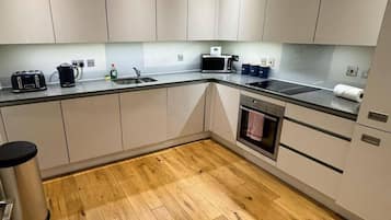 Een koelkast, een microgolfoven, een oven, een kookplaat