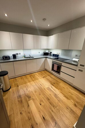 Fridge, microwave, oven, stovetop - Crown Street Chic Retreat (Brentwood)