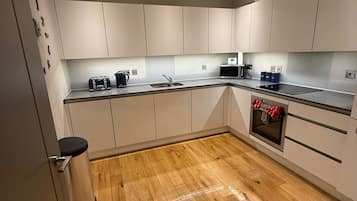 Een koelkast, een microgolfoven, een oven, een kookplaat