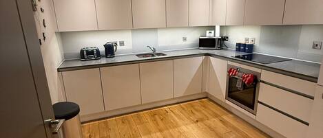 ตู้เย็น, ไมโครเวฟ, เตาอบ, เตาประกอบอาหาร