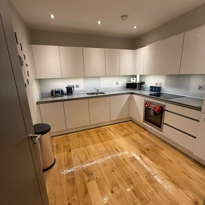 Fridge, microwave, oven, stovetop - Crown Street Chic Retreat (Brentwood)