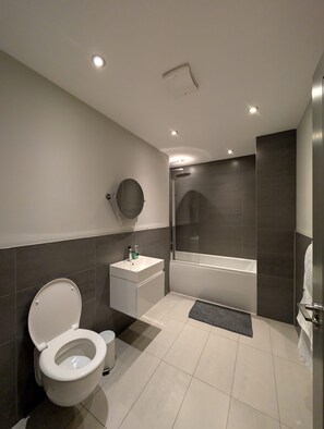 Shower, towels - Crown Street Chic Retreat (Brentwood)