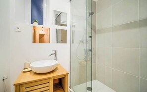 Shower, hair dryer - Le spot idéal à Lorient neuf, spacieux & chic (Lorient)