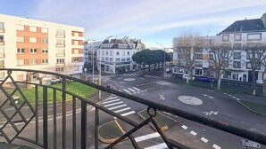 A city street with buildings, a pedestrian crossing, and a parking sign. - Le spot idéal à Lorient neuf, spacieux & chic (Lorient)